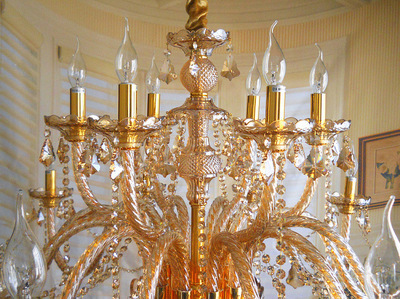 歐式華麗典范 琥珀色18頭水晶大吊燈，點(diǎn)亮酒店與豪宅的璀璨風(fēng)采